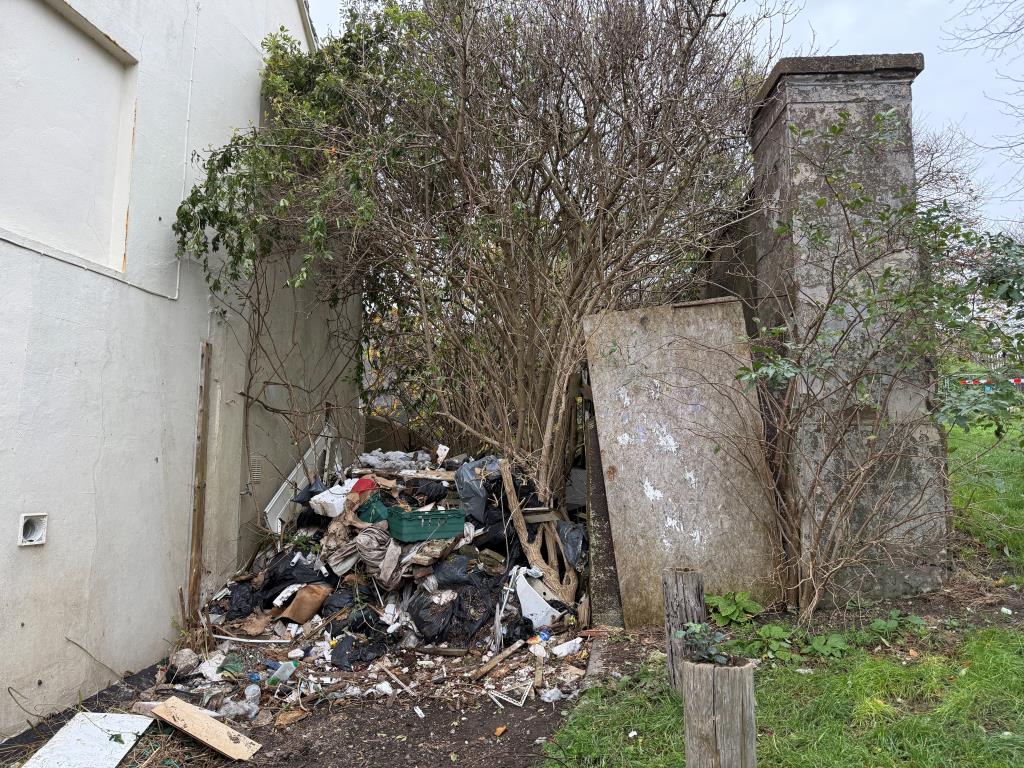 Lot: 90 - FORMER BUILDERS YARD WITH POTENTIAL (STNC) - View of access with obstruction